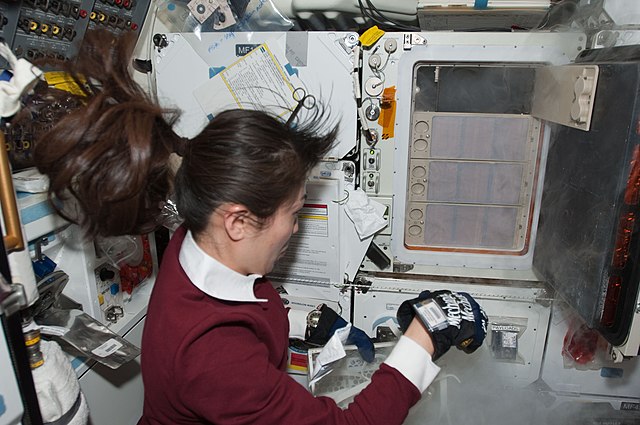 640px-S131E010699_-STS-131-Yamazaki_Sample_transfer_from_MELFI_to_GLACIER_OPS-DPLA-_2d9a0fcb5b8a464a39d49cd5da5c4717