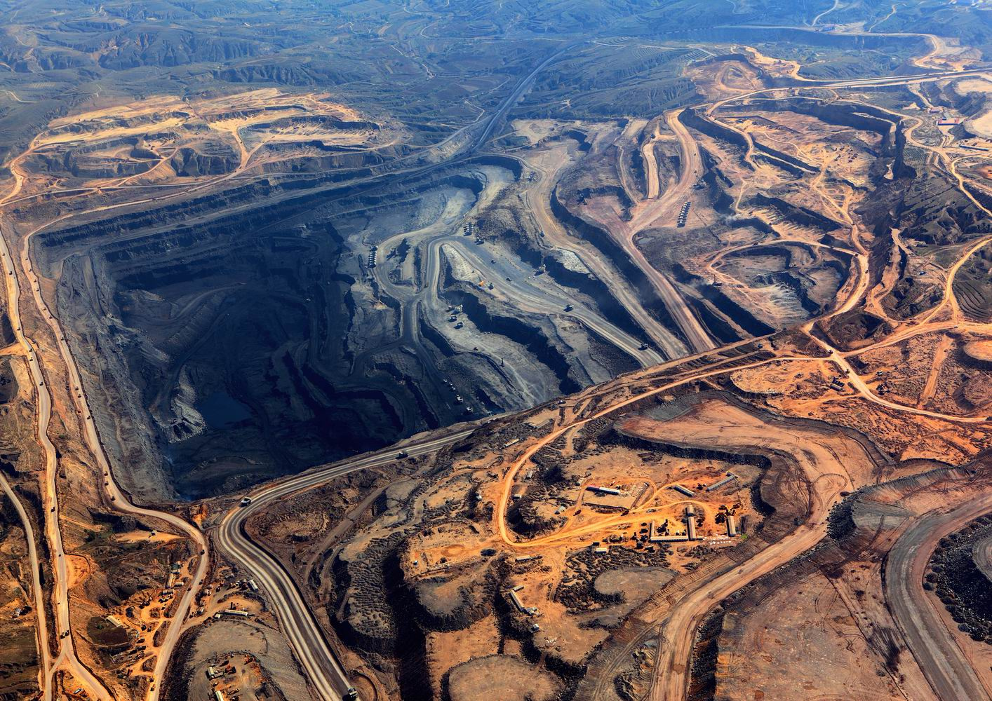 Добыча ископаемых больше. Медный рудник Эскондида Чили. Экибастузский угольный бассейн. Камский угольный бассейн. Угольные разрезы США.