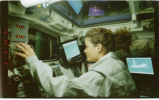 640px-STS096-378-023_-STS-096-MS_Payette_at_RMS_controls_on_aft_flight_deck-DPLA-_01102ac5b516ce328e5cefb56b453a80