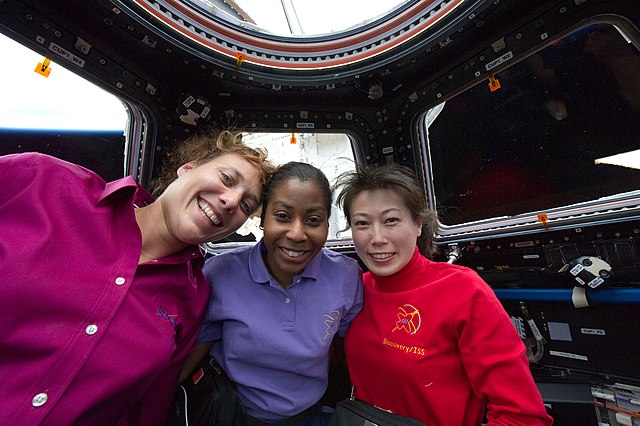 640px-STS-131_group_pose_with_Stephanie_Wilson_in_Cupola