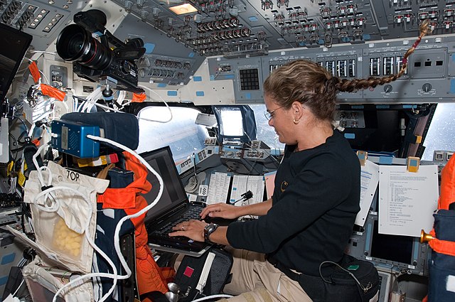 640px-S127E011052_-STS-127-Payette_uses_computer_in_the_aft_FD_on_Space_Shuttle_Endeavour-DPLA-_9a7199045c1c1f128952671a180b5674