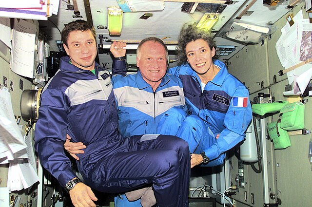 ISS-03_Soyuz_TM-33_Taxi_crewmembers_in_the_Zvezda_Service_Module