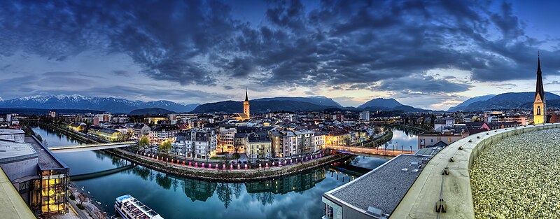http://upload.wikimedia.org/wikipedia/commons/thumb/f/f5/Villach_panorama.jpg/800px-Villach_panorama.jpg